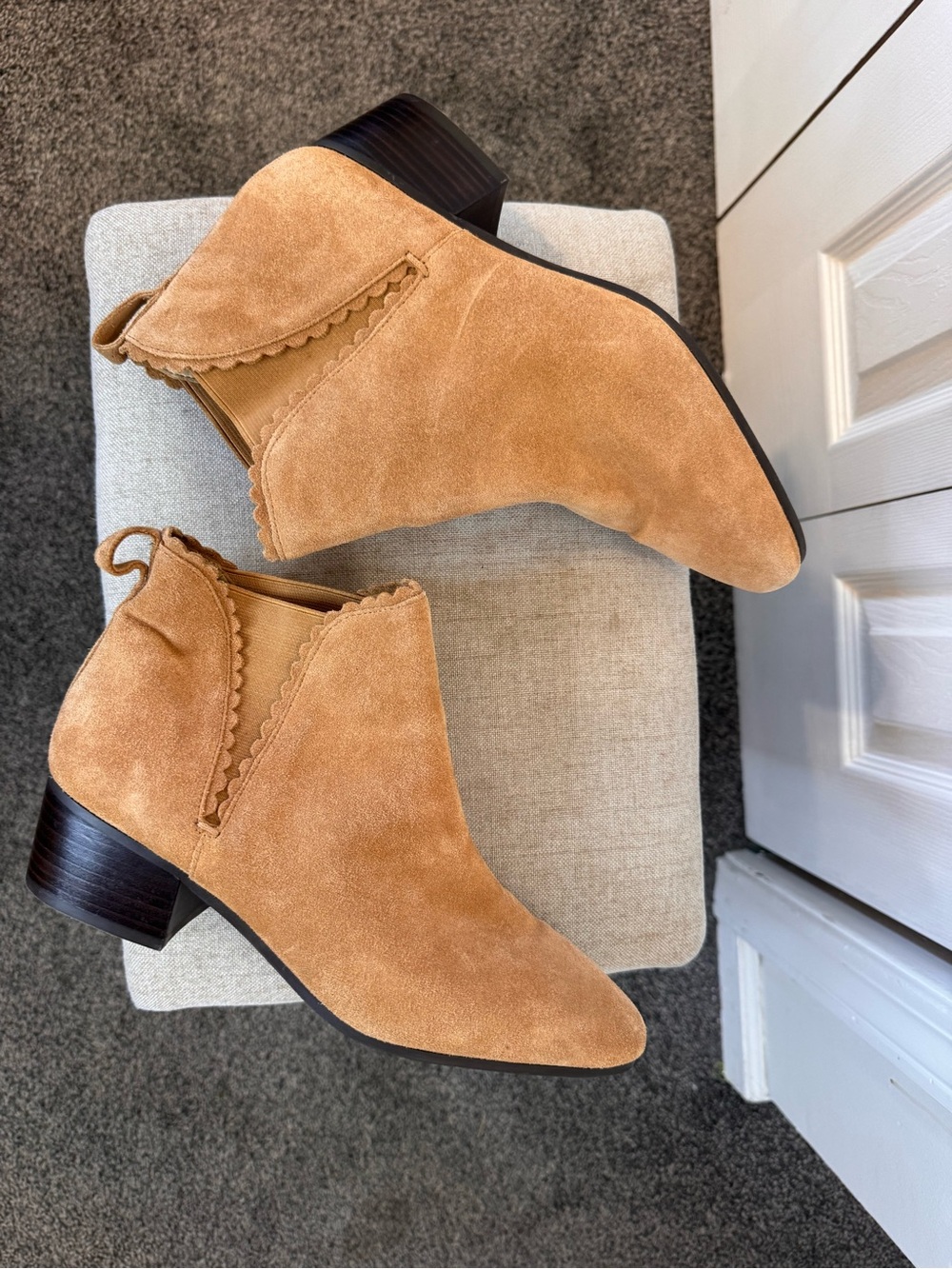 Talbots Woman’s Tan/Camel Scalloped Ankle Suede Booties Size 8.5 Inside Flaw - Picture 9 of 14